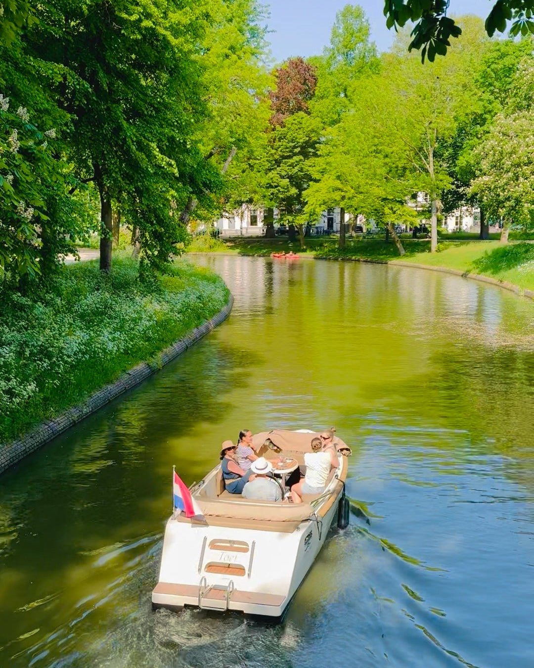 Boat Tour 2 - The Eight of Utrecht - Champagne Pour Tout